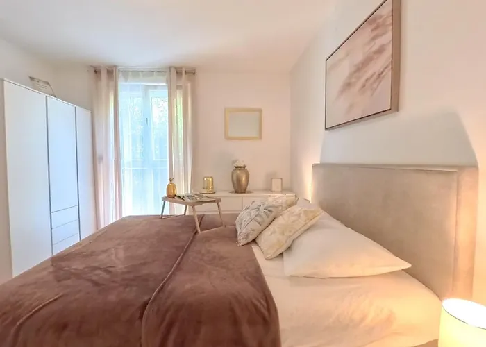 Golden Star Apartment *